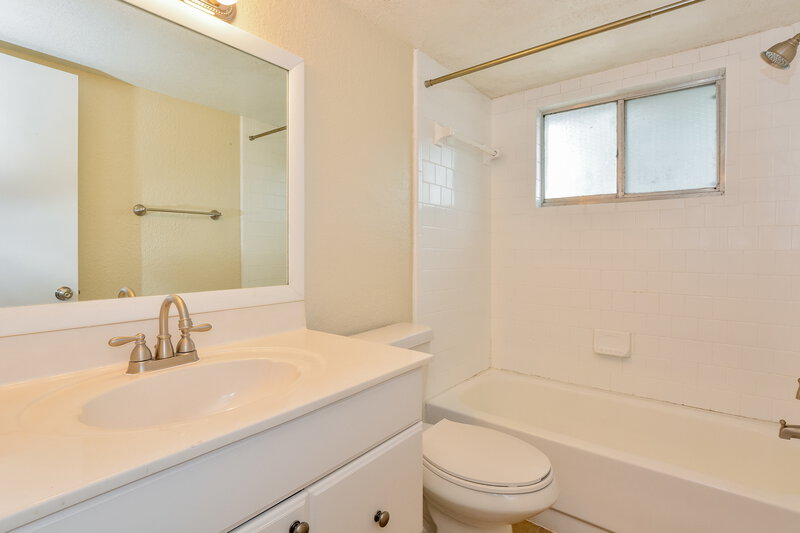 2,320/Mo, 608 Pheasant Ave Longwood, FL 32750 Main Bathroom View