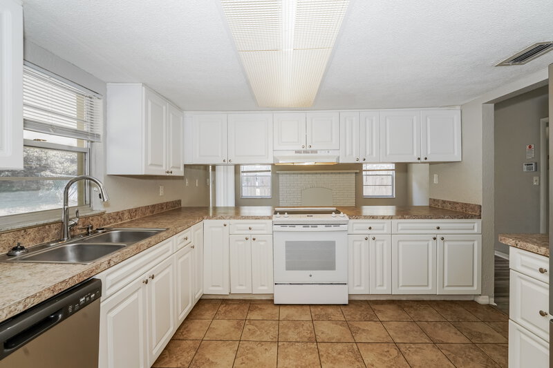 2,000/Mo, 989 E Normandy Blvd Deltona, FL 32725 Kitchen View 2
