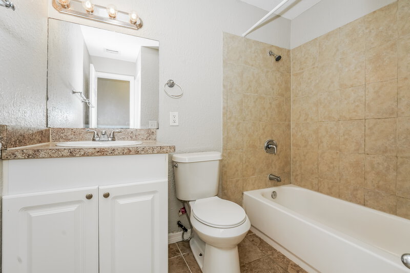 2,000/Mo, 989 E Normandy Blvd Deltona, FL 32725 Main Bathroom View