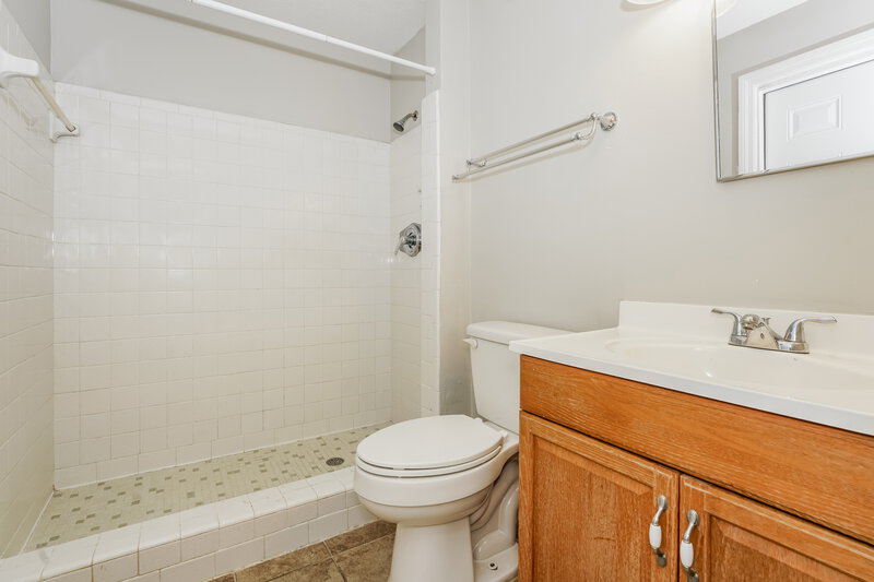 2,000/Mo, 989 E Normandy Blvd Deltona, FL 32725 Bathroom View