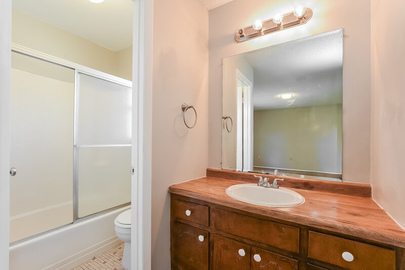 1,940/Mo, 1608 Gattis Dr Orlando, FL 32825 Main Bathroom View