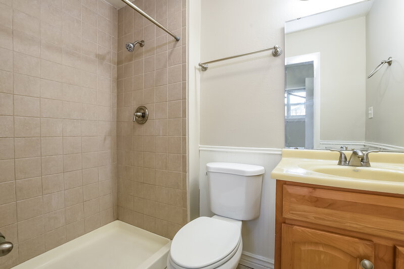 1,790/Mo, 2493 Courtland Blvd Deltona, FL 32738 Main Bathroom View