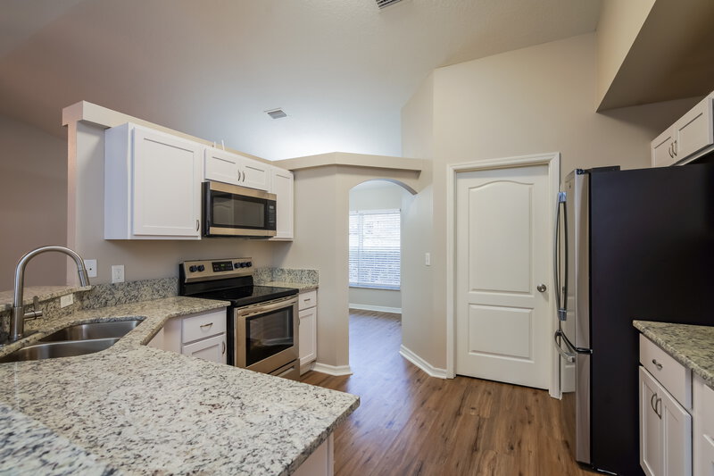 2,325/Mo, 402 S Dixie Dr Howey in the Hills, FL 34737 Kitchen View