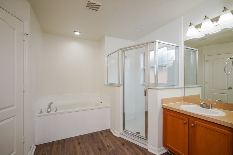 2,325/Mo, 402 S Dixie Dr Howey in the Hills, FL 34737 Main Bathroom View