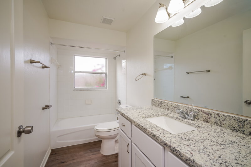2,325/Mo, 402 S Dixie Dr Howey in the Hills, FL 34737 Bathroom View