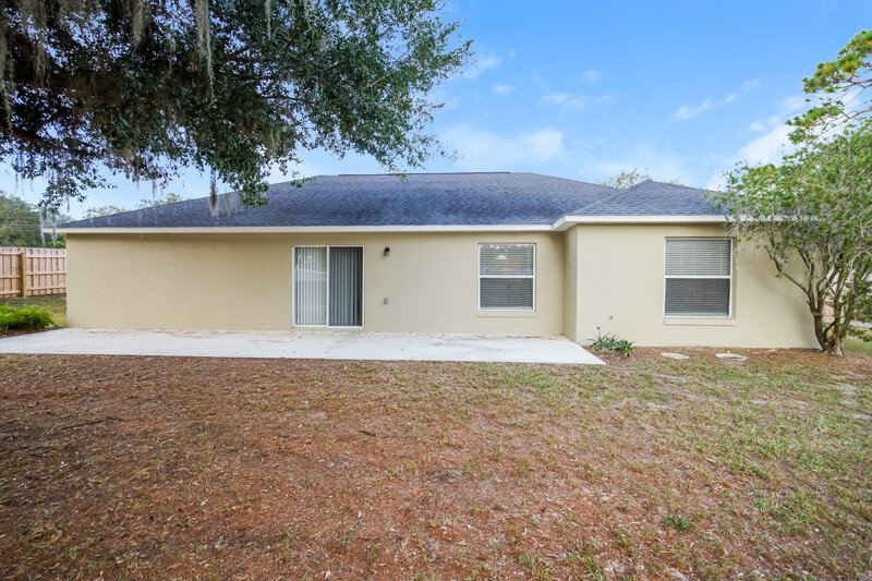 2,325/Mo, 402 S Dixie Dr Howey in the Hills, FL 34737 Rear View