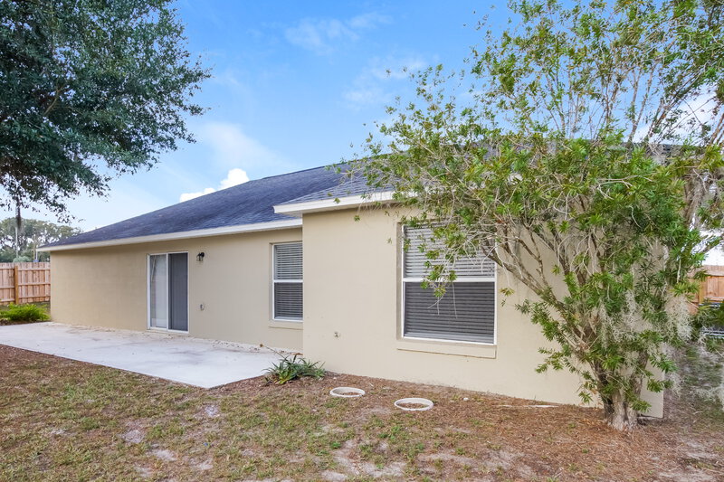2,325/Mo, 402 S Dixie Dr Howey in the Hills, FL 34737 Rear View 2