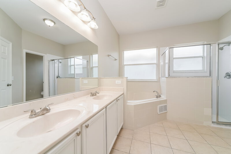 2,540/Mo, 243 Anson Dr Kissimmee, FL 34758 Main Bathroom View