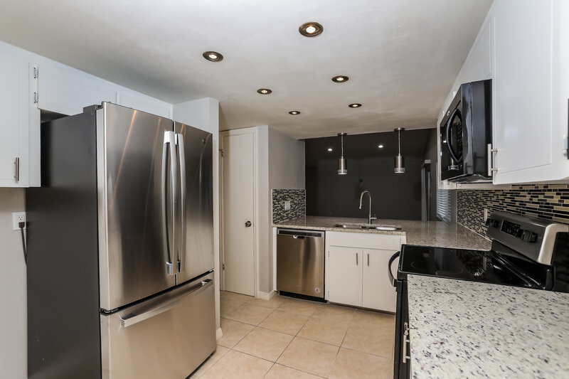 2,440/Mo, 654 Airmont Ave Altamonte Springs, FL 32714 Kitchen View 2