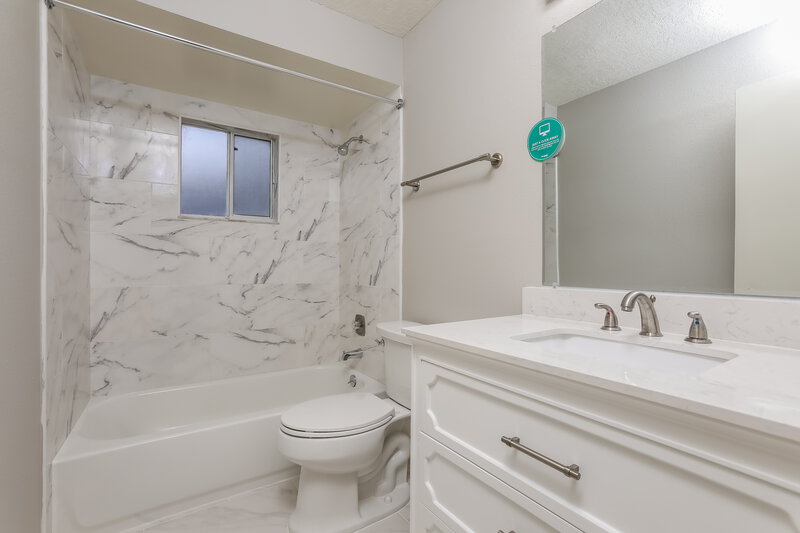 2,440/Mo, 654 Airmont Ave Altamonte Springs, FL 32714 Main Bathroom View