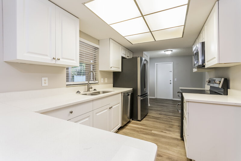 4,160/Mo, 620 Riverwoods Cir Orlando, FL 32825 Kitchen View