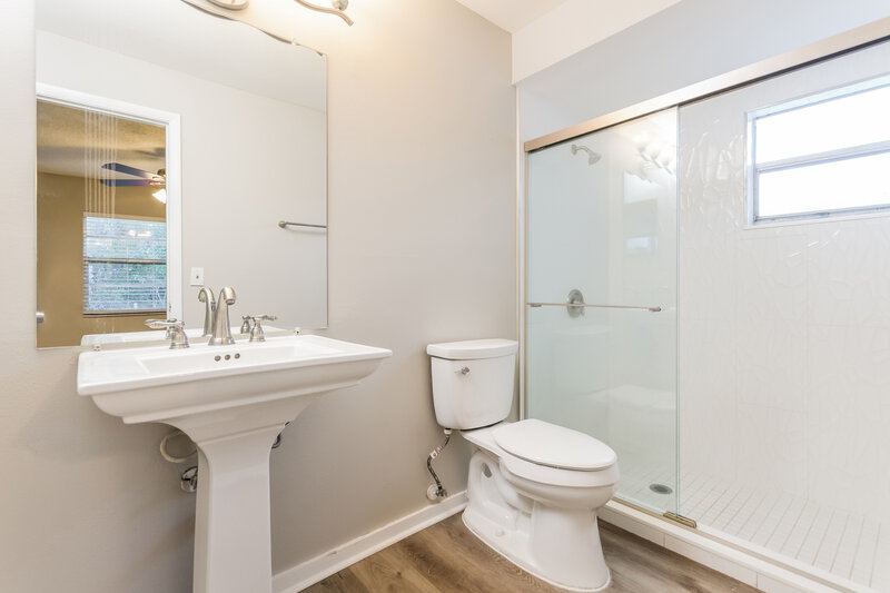 4,160/Mo, 620 Riverwoods Cir Orlando, FL 32825 Main Bathroom View