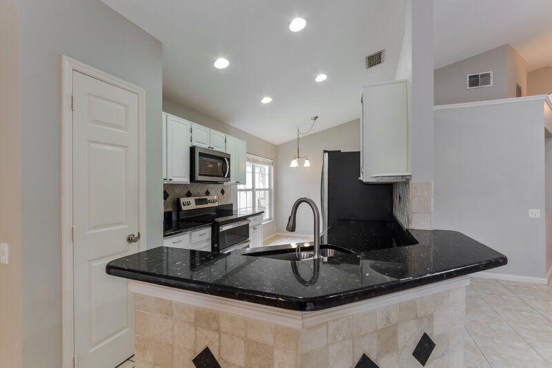 2,210/Mo, 129 N Weathersfield Ave Altamonte Springs, FL 32714 Kitchen View 2