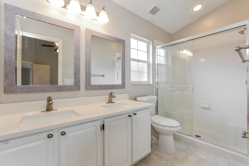 2,210/Mo, 129 N Weathersfield Ave Altamonte Springs, FL 32714 Main Bathroom View