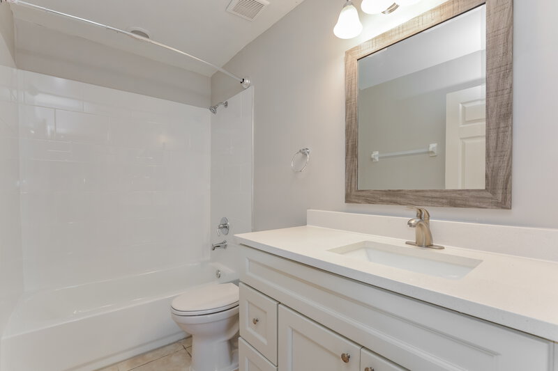 2,210/Mo, 129 N Weathersfield Ave Altamonte Springs, FL 32714 Bathroom View