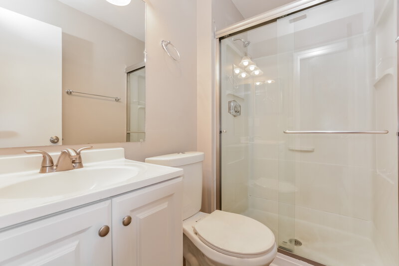 2,175/Mo, 13814 Countryplace Dr Orlando, FL 32826 Main Bathroom View