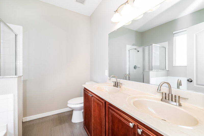 2,455/Mo, 2053 Bearing Ln Kissimmee, FL 34744 Main Bathroom View 2