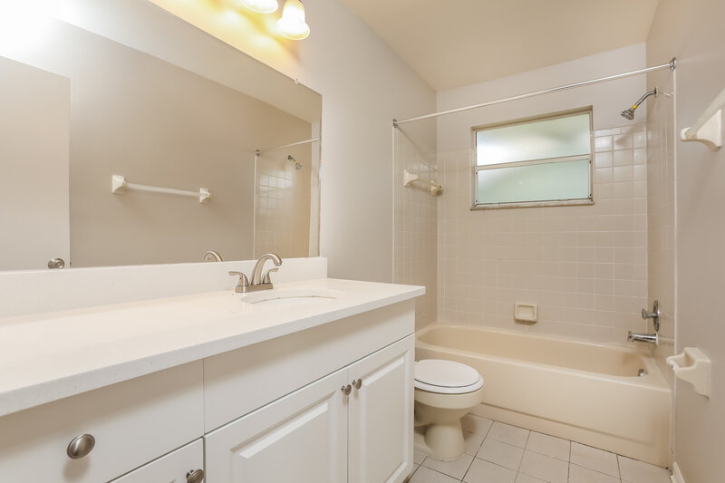 2,335/Mo, 9369 Comeau St Gotha, FL 34734 Main Bathroom View