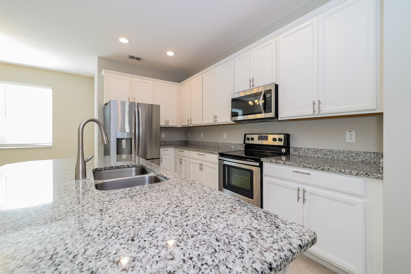 2,545/Mo, 1392 Merion Dr Mount Dora, FL 32757 Kitchen View 3