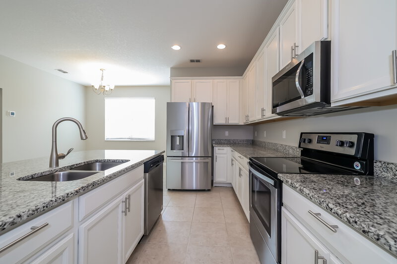 2,545/Mo, 1392 Merion Dr Mount Dora, FL 32757 Kitchen View 4