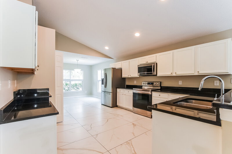 2,080/Mo, 4132 Waltham Forest Dr Tavares, FL 32778 Kitchen View