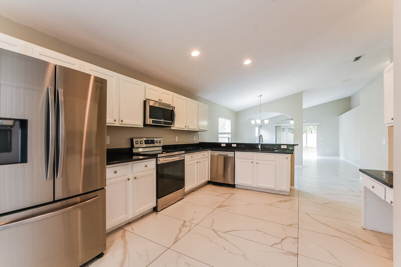 2,080/Mo, 4132 Waltham Forest Dr Tavares, FL 32778 Kitchen View 2