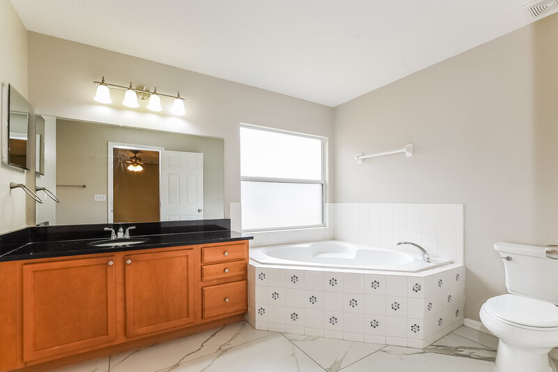 2,080/Mo, 4132 Waltham Forest Dr Tavares, FL 32778 Main Bathroom View