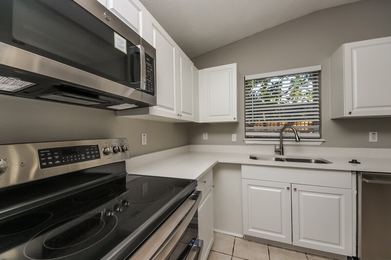 2,300/Mo, 11183 Galvin Dr Orlando, FL 32837 Kitchen View 2