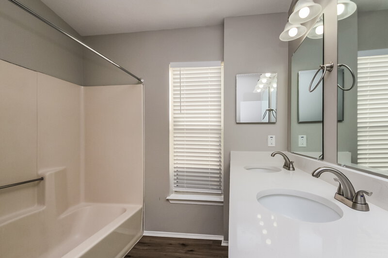 2,300/Mo, 11183 Galvin Dr Orlando, FL 32837 Main Bathroom View