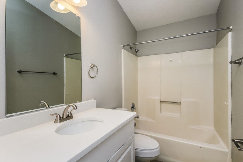 2,300/Mo, 11183 Galvin Dr Orlando, FL 32837 Bathroom View