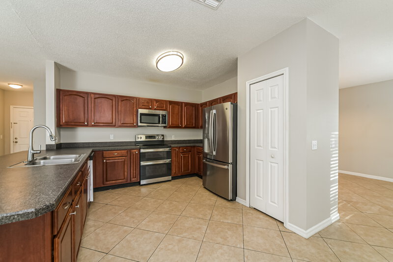 2,095/Mo, 304 Michigan Ln Kissimmee, FL 34759 Kitchen View