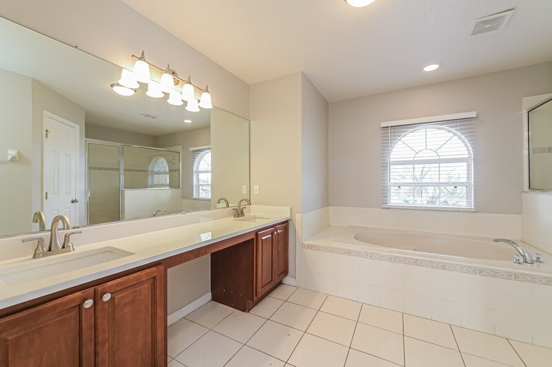 2,095/Mo, 304 Michigan Ln Kissimmee, FL 34759 Main Bathroom View