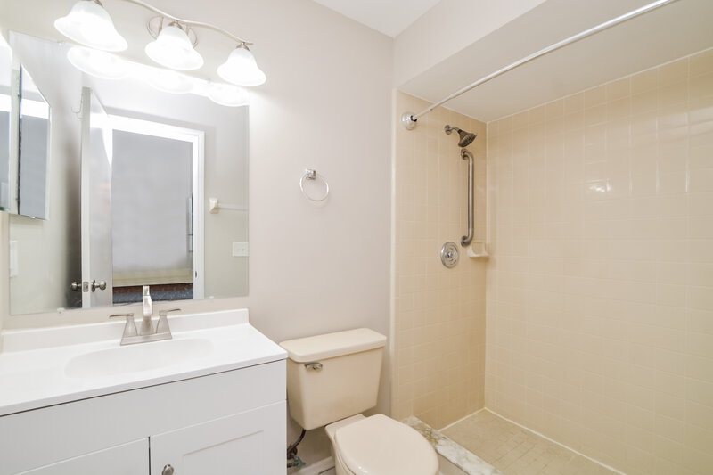 1,960/Mo, 68 Lakepointe Cir Kissimmee, FL 34743 Main Bathroom View