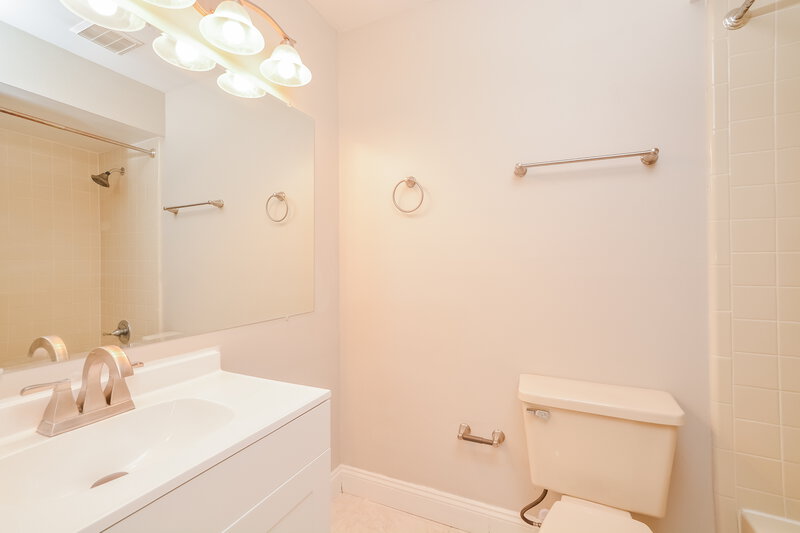 1,960/Mo, 68 Lakepointe Cir Kissimmee, FL 34743 Bathroom View