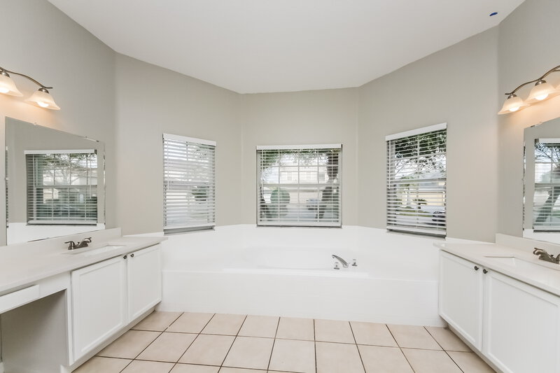 2,490/Mo, 4204 Lugano Ct Kissimmee, FL 34746 Main Bathroom View