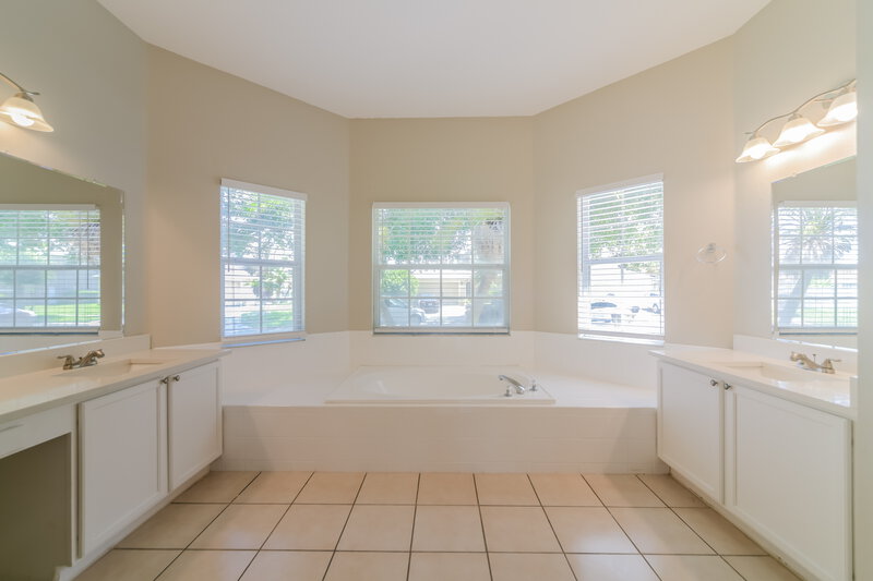 2,440/Mo, 4204 Lugano Ct Kissimmee, FL 34746 Main Bathroom View