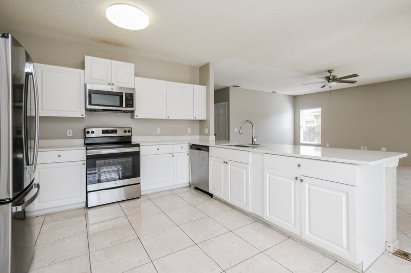 2,610/Mo, 4560 Ficus Tree Rd Kissimmee, FL 34758 Kitchen View