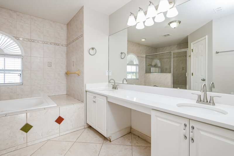 2,610/Mo, 4560 Ficus Tree Rd Kissimmee, FL 34758 Main Bathroom View