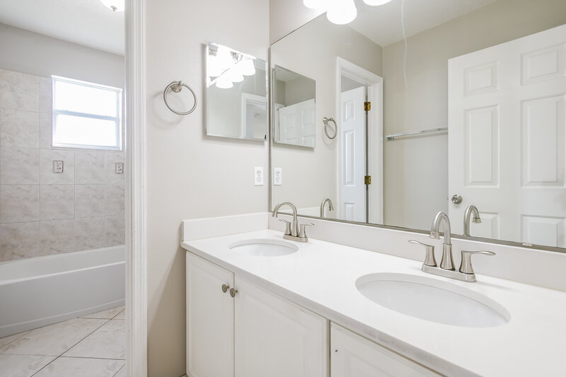 2,610/Mo, 4560 Ficus Tree Rd Kissimmee, FL 34758 Bathroom View