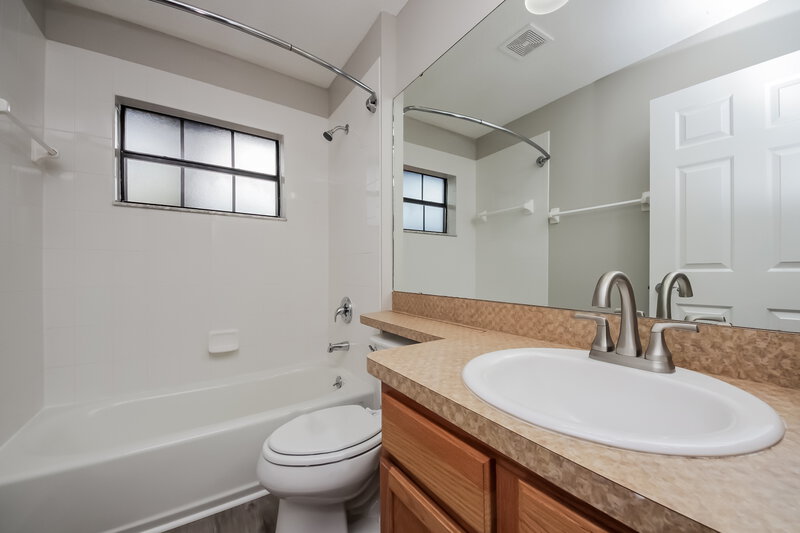 2,095/Mo, 4480 Abaco Dr Tavares, FL 32778 Bathroom View