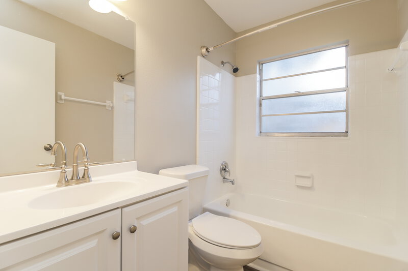 3,100/Mo, 4453 Tomlinson Cir Orlando, FL 32829 Bathroom View