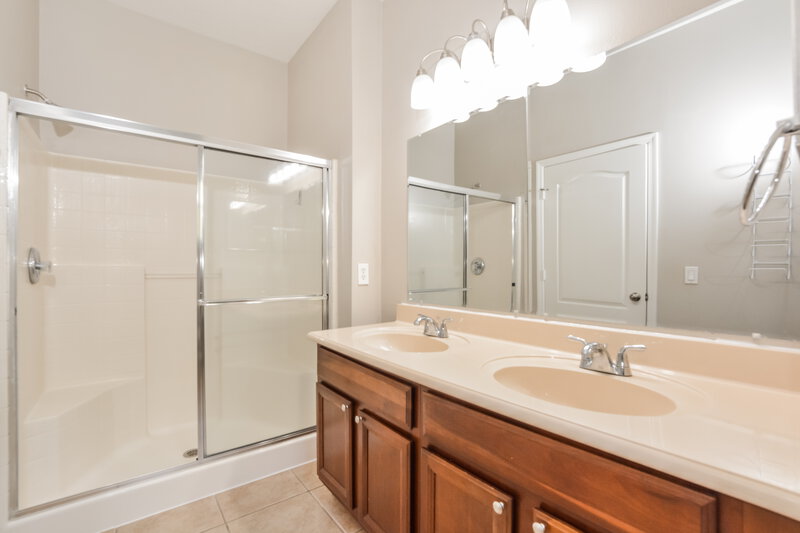 2,645/Mo, 10469 Moss Rose Way Orlando, FL 32832 Main Bathroom View