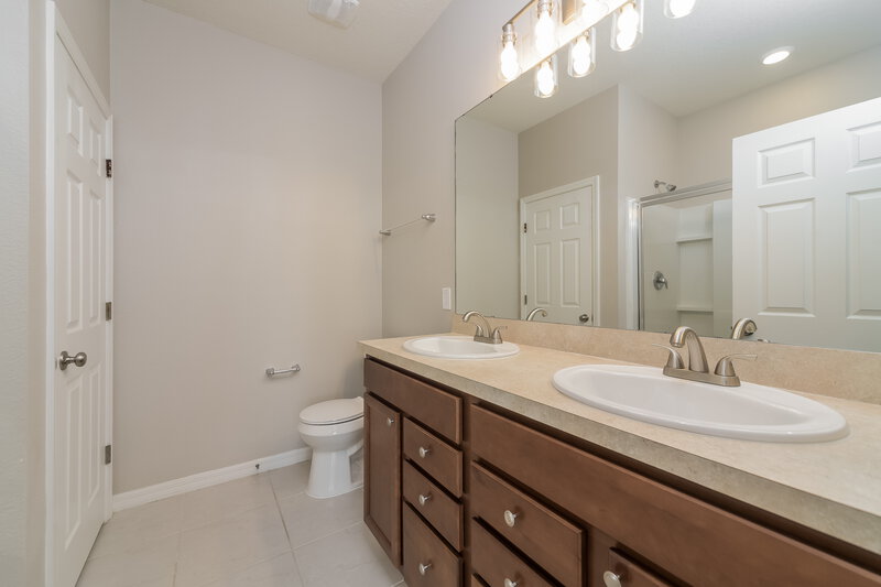 2,790/Mo, 1733 Cayman Cove Cir Saint Cloud, FL 34772 Main Bathroom View
