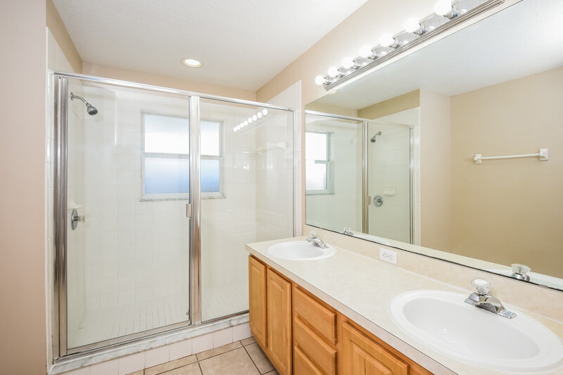 2,255/Mo, 1812 Colonial Woods Blvd Orlando, FL 32826 Main Bathroom View