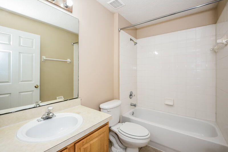 2,255/Mo, 1812 Colonial Woods Blvd Orlando, FL 32826 Bathroom View