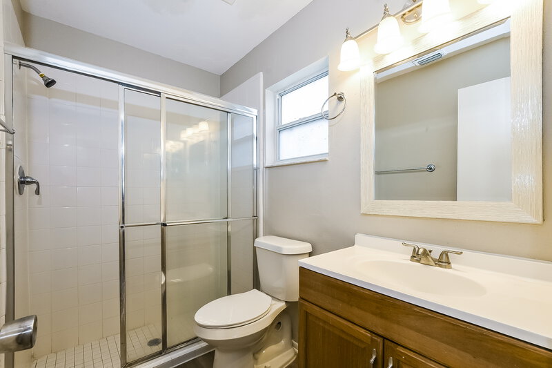 2,185/Mo, 122 Winding Ridge Dr Sanford, FL 32773 Main Bathroom View