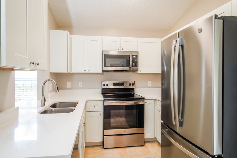 1,995/Mo, 1014 Sheeler Hills Dr Apopka, FL 32703 Kitchen View 2