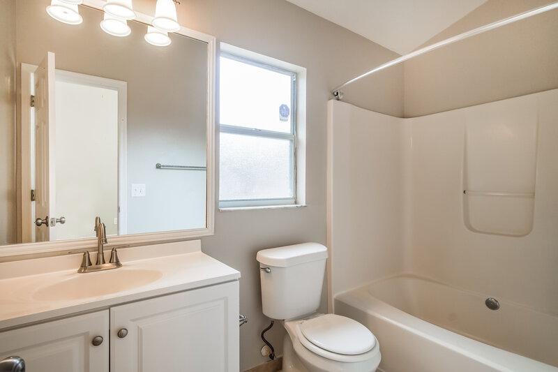 1,995/Mo, 1014 Sheeler Hills Dr Apopka, FL 32703 Main Bathroom View