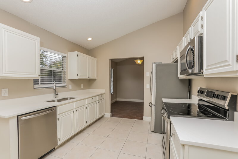 0/Mo, 929 Old Mail Ln Sanford, FL 32773 Kitchen View 2