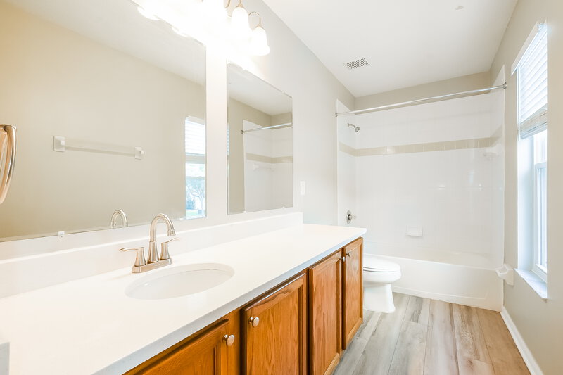 2,380/Mo, 2253 Heathwood Cir Orlando, FL 32828 Main Bathroom View